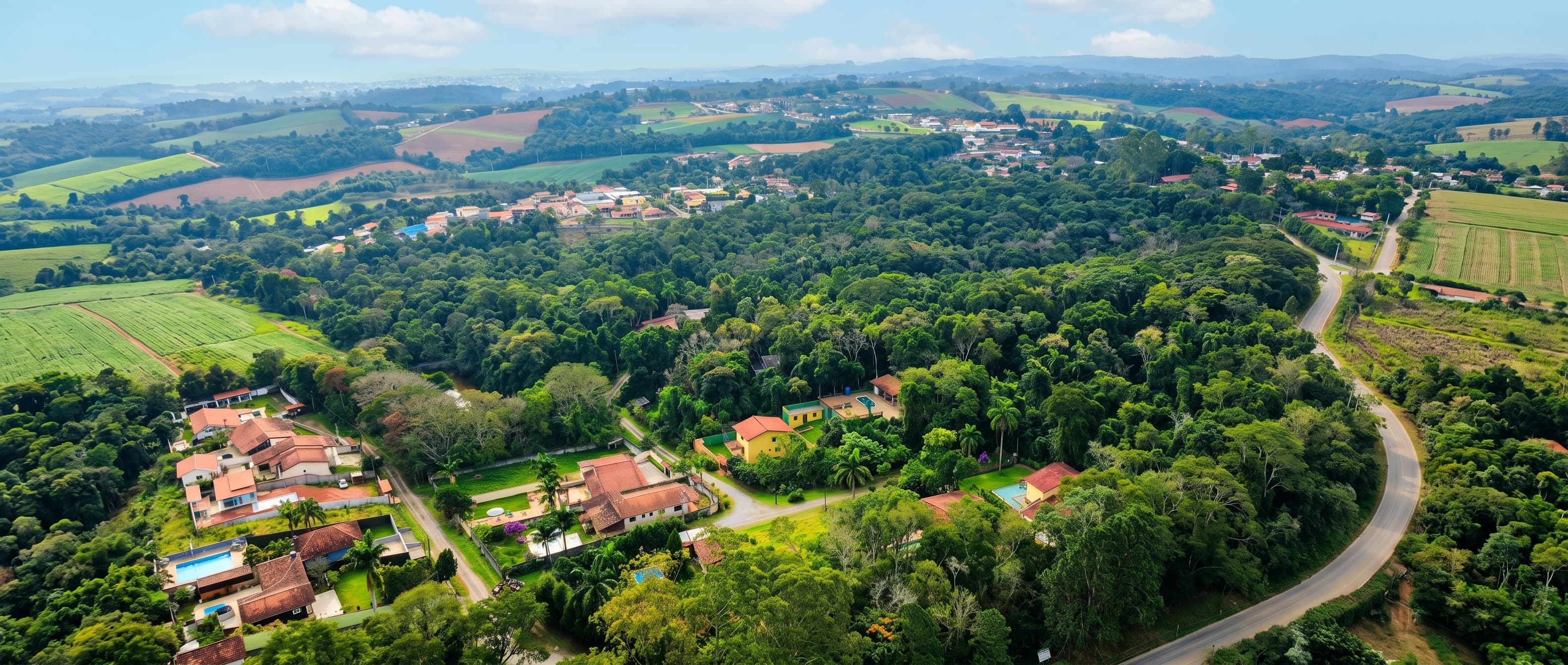 Vista aérea panorâmica da região verde e condomínios de Ibiúna